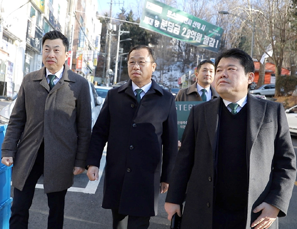 16일 오후 1시 성남 은행주공아파트의 시공사 선정을 위한 총회가 열리는 성남실내체육관 입구의 진입 통로에는 두산건설과 포스코이앤씨의 관계자들이 조합원들이 지나갈 때마다 구호를 외치며 인사하고 있다. 2025.02.16 [사진=이효정 기자 ]