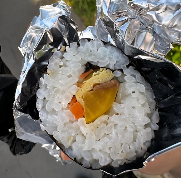 커뮤니티에 '제주 탐라문화제 4000원짜리 김밥'으로 올라와 논란이 됐다 [사진=온라인 커뮤니티]