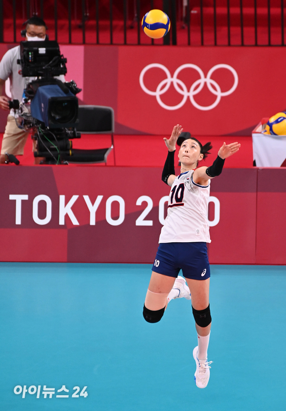 8일 오전 일본 도쿄 아리아케 아레나에서 '2020 도쿄올림픽' 여자 배구 동메달 결정전 대한민국과 세르비아의 경기가 펼쳐졌다. 한국 김연경이 서브를 하고 있다.