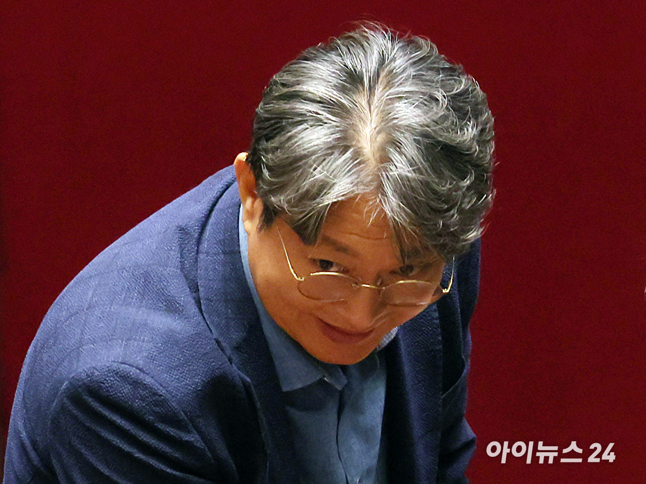 차명 주식거래 의혹을 받는 더불어민주당 이춘석 의원이 지난 5일 국회 본회의에서 방송법 일부개정법률안 관련 필리버스터 종결 동의를 표결하는 투표를 한 뒤 밖으로 나서고 있다. 2025.8.5 [사진=연합뉴스]