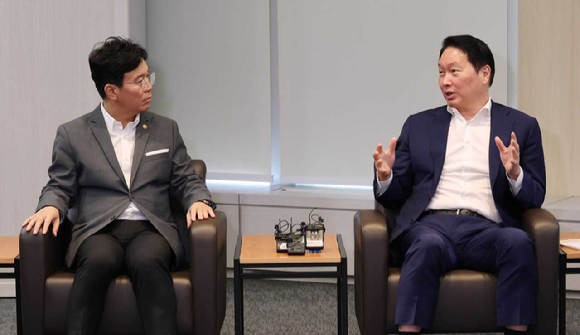 최태원 대한상의 회장은 24일 세종대로 대한상의회관에서 김영훈 고용노동부 장관을 만나 노동시장 현황에 대해 논의했다. [사진=대한상공회의소]