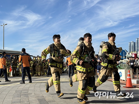 소방관들이 30일 해운대 엘시티(LCT)에서 열린 ‘전국 소방공무원 해운대 LCT 계단오르기’ 대회에 참가하고 있다. [사진=정예진 기자]