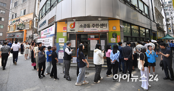 시민들이 제21대 대통령 선거 사전투표 첫날인 29일 오전 서울 중구 소공동주민센터에 마련된 사전투표소에서 투표를 하기 위해 대기하고 있다. [사진=곽영래 기자]