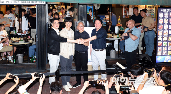 젠슨 황 엔비디아 최고경영자(CEO)가 5일 서울 마포구 서교동의 한 고깃집에서 최태원 SK회장, 구광모 LG회장, 이해진 네이버 의장과 삼겹살 회동을 마치고 기념촬영을 하고 있다. [사진=곽영래 기자]