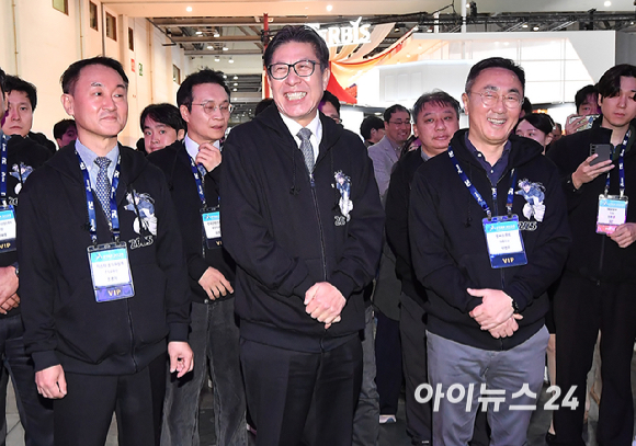 13일 부산 해운대구 벡스코에서 열린 국제게임전시회 '지스타 2025'에서 박형준 부산시장, 엔씨소프트 박병무 대표이사 등 참석자들이 부스를 둘러보고 있다. [사진=곽영래 기자]