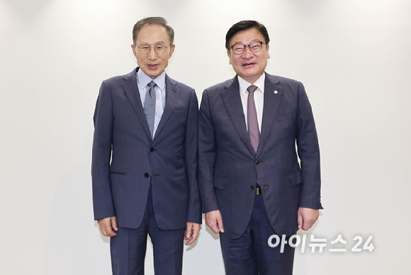 정점식 국민의힘 원내대표가 31일 서울 서초구 이명박 전 대통령 사무실을 예방해 이 전 대통령과 기념촬영을 하고 있다. [사진=국회사진기자단 ]