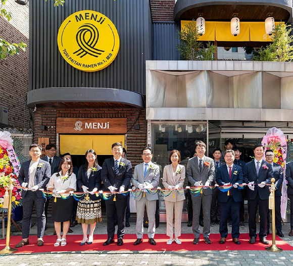 본아이에프 일본 라멘 전문점 '멘지' 홍대점 오픈 커팅식. [사진=본아이에프]