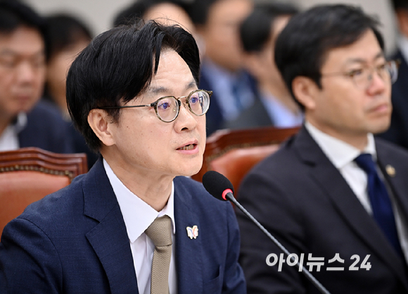 김정관 산업통상부 장관이 13일 서울 국회에서 열린 산업통상자원중소벤처기업위원회 국정감사에서 질의에 답하고 있다. [사진=곽영래]