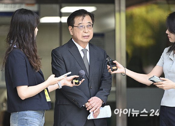서훈 전 청와대 국가안보실장이 16일 서울 서초구 서울고등법원에서 열린 서해 공무원 피격 사실 은폐 관련 항소심에서 무죄를 선고받은 뒤 심경을 발표하고 있다. [사진=사진공동취재단 ]