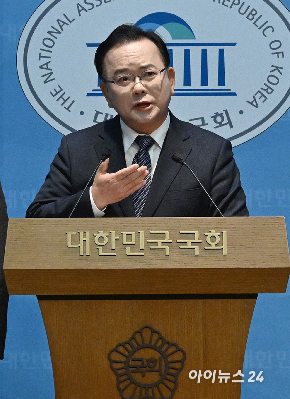 김부겸 전 국무총리가 30일 서울 여의도 국회 소통관에서 대구시장 출마를 선언하고 있다. [사진=곽영래 기자]