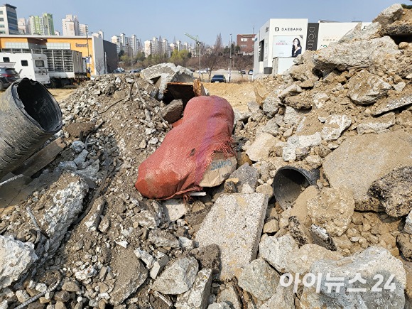 경기경제과학진흥원 신도시 부지 한복판에 버려진 폐기물 [사진=제보자]