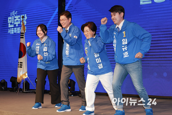 더불어민주당 정원오 서울시장 후보가 11일 서울 영등포구 여의도 중소기업중앙회 KBIZ홀에서 열린 서울 공천자대회에 참석해 파란 운동화를 신고 달리는 포즈를 취하고 있다. 왼쪽부터 민주당 김선우 서대문구의원 후보, 정 후보, 김미경 은평구청장 후보, 임규호 서울시의원 후보. [사진=국회사진기자단]