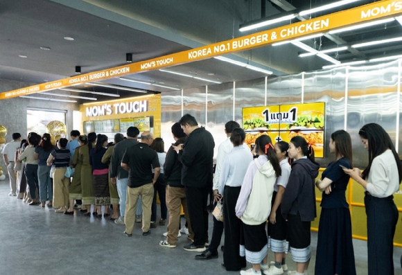 맘스터치 라오스 1호점 오픈 당일 현지 소비자 대기 행렬. [사진=맘스터치]