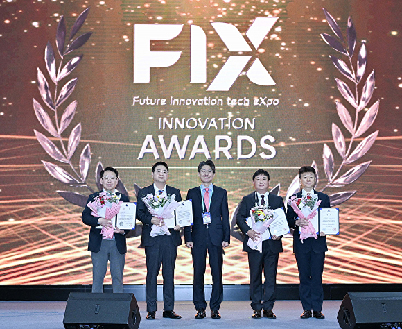 ‘FIX 이노베이션 어워즈(Innovation Awards)’ 수상기업들이 시상 후 기념촬영을 하고 있다 [사진=대구시]