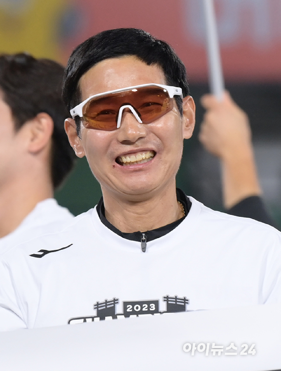 29년만에 정규 시즌 우승을 차지한 LG 트윈스 염경엽 감독이 4일 부산사직종합운동장 사직야구장에서 열린 '2023 신한은행 SOL KBO리그' 롯데 자이언츠와 경기를 마치고 우승 세리머니를 하고 있다. [사진=정소희 기자]