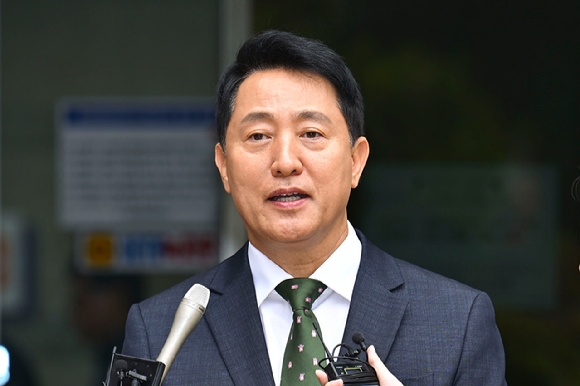 오세훈 서울시장이 22일 서울 서초구 서울중앙지방법원에서 열린 정치자금법 위반 혐의 1심 선고 공판 후 취재진의 질문에 답하고 있다. [사진=사진공동취재단]