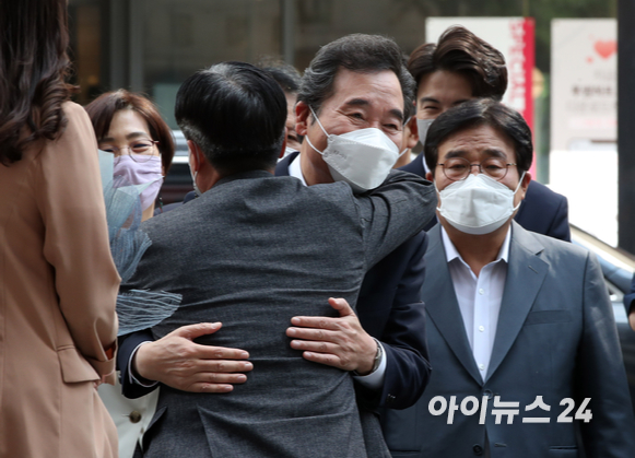 이낙연 전 더불어민주당 대표가 14일 오후 서울 여의도 대산빌딩에서 열린 필연캠프 해단식에 참석하며 지지자들과 포옹을 하고 있다.