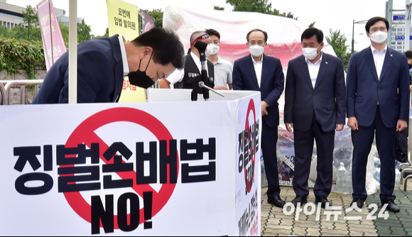 김기현 국민의힘 원내대표가 25일 서울 여의도 국회 정문 앞에서 열린 언론독재법과 반민주 악법 끝장투쟁 범국민 필리버스터 현장에 참석, 인사를 하고 있다.