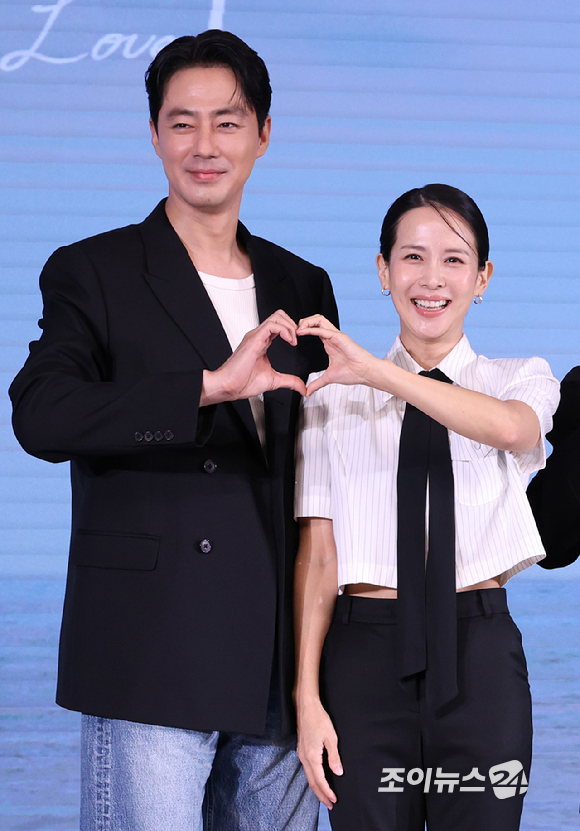 배우 조인성, 조여정이 25일 오전 서울 마포구 호텔 나루 서울 엠갤러리에서 진행된 넷플릭스 영화 '가능한 사랑'(감독 이창동) 제작보고회에 참석해 포즈를 취하고 있다. [사진=문수지 기자]