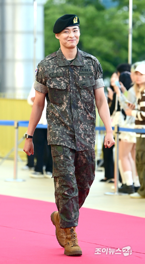 '허수아비' 배우 송건희가&nbsp;31일 오후&nbsp;인천시 영종구 운서동 파라다이스시티에서 열린&nbsp;제5회 청룡시리즈어워즈&nbsp;레드카펫 행사에 참석하고 있다. [사진=정소희 기자]