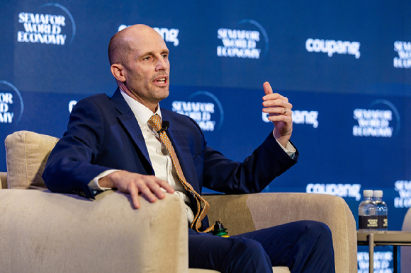 해롤드 로저스 쿠팡 대표가 15일(한국시간) 미국 워싱턴 D.C.에서 열린 '세마포 월드 이코노미'에서 연설을 하고 있다. [사진=쿠팡]