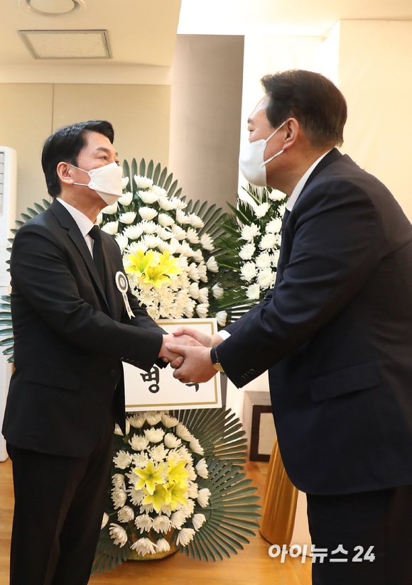 윤석열 대통령 당선인이 20일 저녁 서울 종로구 서울대병원 장례식장에 마련된 안철수 제20대 대통령직인수위원장 부친의 빈소를 찾아 조문을 한 뒤 안 위원장을 위로하고 있다. [사진=인수위 사진기자단]