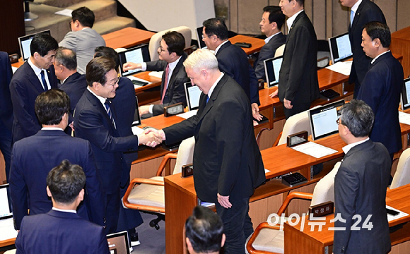 이재명 대통령이 26일 오전 서울 여의도 국회에서 열린 제426회국회(임시회) 제2차 본회의에서 2025년도 제2회 추가경정예산안에 대한 정부의 시정연설을 마친 뒤 국민의힘 의원들과 악수하고 있다. [사진=국회사진기자단]