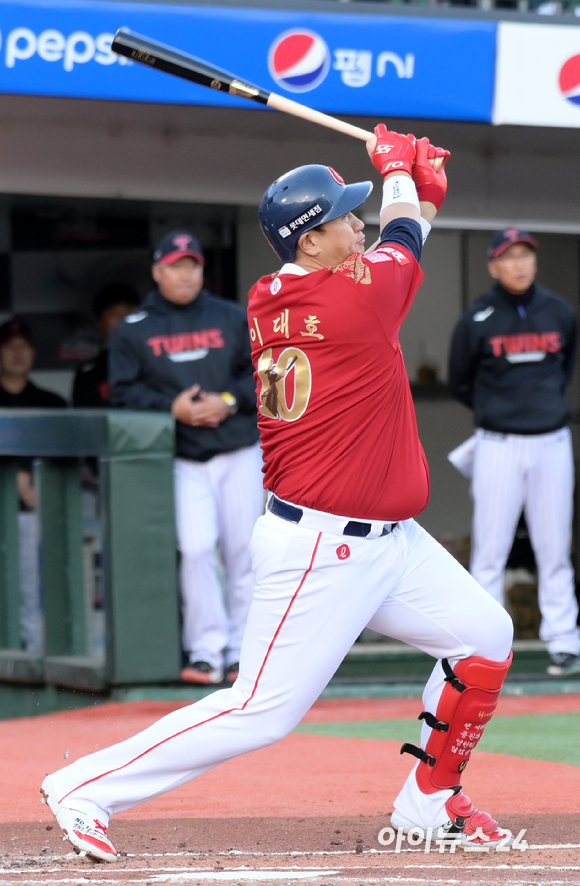 '조선의 4번 타자' 롯데 이대호의 은퇴식이 8일 부산 동래구 사직야구장에서 열린 가운데 이대호의 다양한 모습. [사진=정소희 기자]