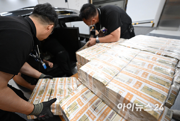 5일 서울 중구 한국은행 화폐수납장에서 관계자들이 추석 화폐 공급을 하고 있다 [사진=사진공동취재단]