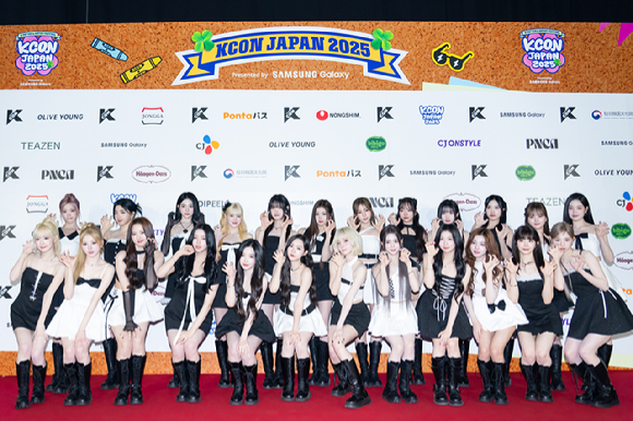 그룹 트리플에스가 지난 9일 일본 지바현 마쿠하리 멧세에서 개최된 '케이콘 재팬 2025(KCON JAPAN 2025)' 레드카펫 행사에서 포즈를 취하고 있다. [사진=CJ ENM]