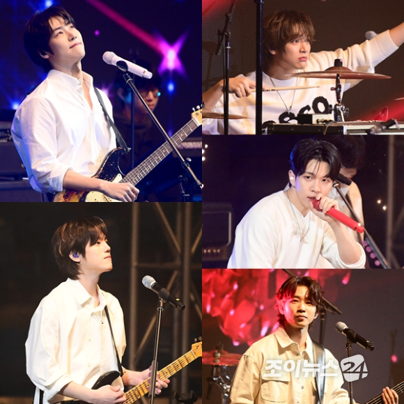 엔플라잉(왼쪽부터 서동성, 김재현, 이승협, 유회승, 차훈)이 FNC BAND KINGDOM IN HONG KONG(FNC 밴드킹덤 인 홍콩) 공연에서 포즈를 취하고 있다. [사진=FNC엔터테인먼트]
