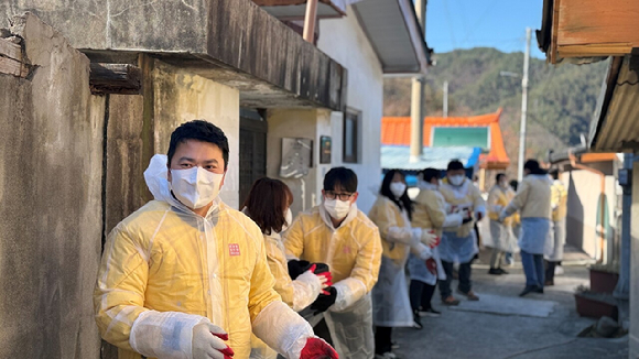아성다이소 임직원들이 강원도 도계지역에서 난방연료 지원을 위해 연탄을 나르고 있다. [사진=아성다이소]