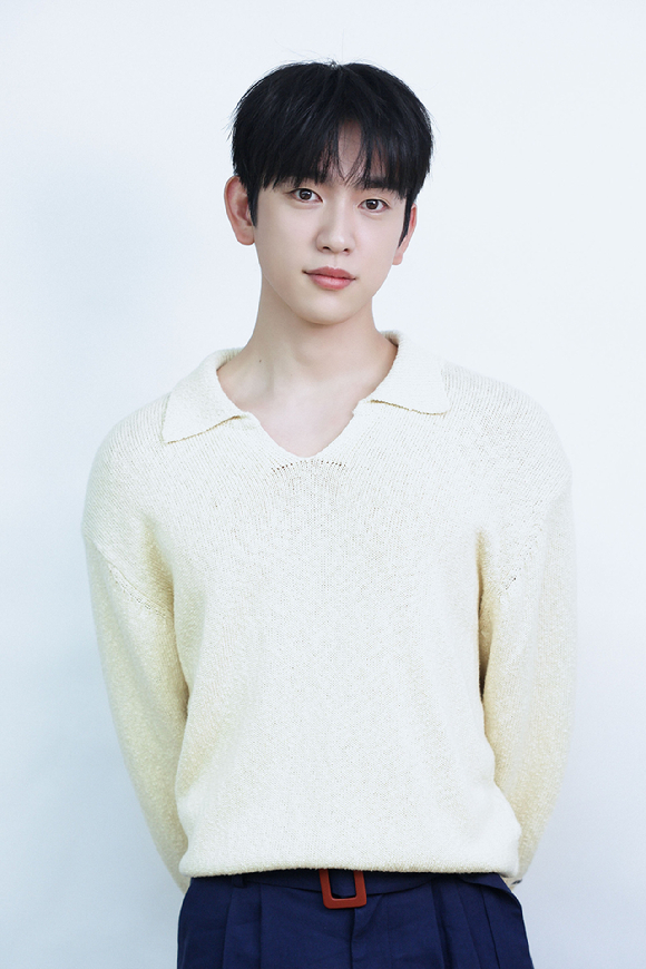 갓세븐 멤버이자 배우 박진영이 tvN 토일드라마 '미지의 서울' 인터뷰에 앞서 포즈를 취하고 있다. [사진=BH엔터테인먼트]