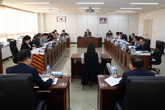 군산시의회 경제건설위원회가 예산심의를 하고 있다. [사진=군산시의회 ]