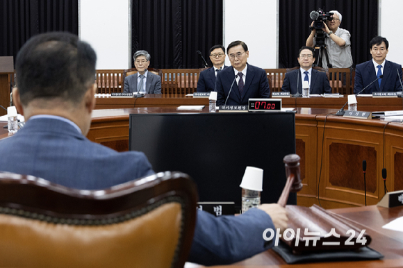 신성범 국회 정보위원장이 11일 서울 여의도 국회에서 열린 정보위원회 전체회의를 주재하고 있다. [사진=곽영래 기자]