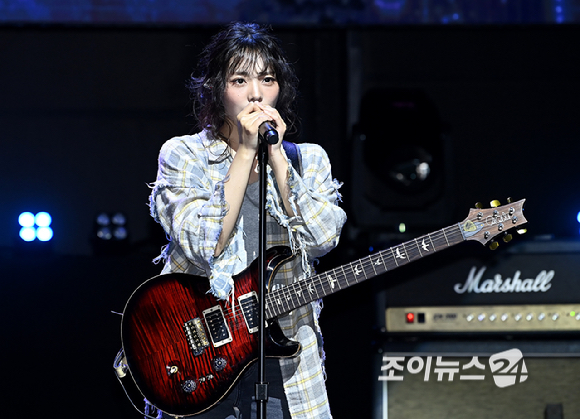 걸밴드 QWER(큐더블유이알) 시연이 9일 오후 서울 서대문구 예스24 원더로크홀에서 열린 미니 3집 발매 기념 미디어 쇼케이스에서 무대를 선보이고 있다. [사진=곽영래 기자]