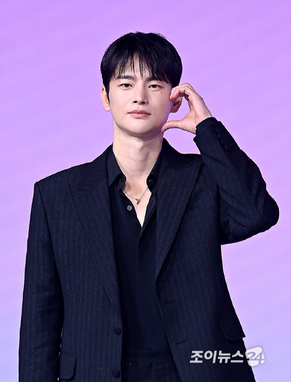 배우 서인국이 26일 서울 동대문구 JW 메리어트 동대문 스퀘어 서울에서 열린 넷플릭스 '월간남친' 언팩 기자 쇼케이스에서 포토타임을 갖고 있다. [사진=곽영래 기자]