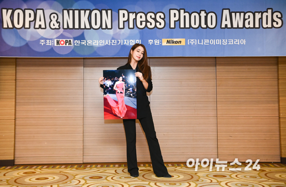 한국온라인사진기자협회(Korea Online Press Photographers Association, 이하 코파(KOPA), 회장 변성현)가 주최하고 니콘이미징코리아(대표이사 정해환)가 후원하는 '2021 코파 & 니콘 프레스 포토 어워즈(KOPA & NIKON Press Photo Awards)'가 18일 서울 청담동 리베라 호텔에서 열렸다. 올해의 포토제닉으로 선정된 배우 이민정이 시상식에 참석해 포즈를 취하고 있다.