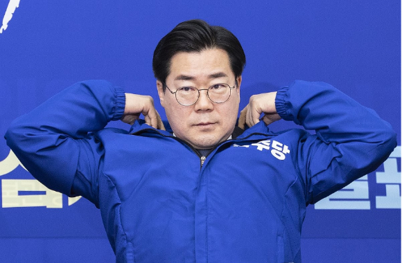 더불어민주당 인천시장 후보로 결정된 박찬대 의원이 4일 국회에서 열린 중앙당 공천관리위원회 지방선거 후보 공천 심사 결과 발표 회견에서 당의 후보를 상징하는 파란 점퍼를 입고 있다. [사진=연합뉴스]