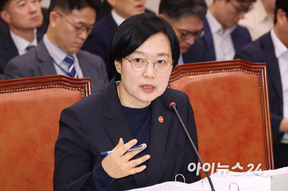 한성숙 중소벤처기업부 장관이 14일 서울 여의도 국회에서 열린 국회 산업통상자원중소벤처기업위원회 중소벤처기업부 등에 대한 국정감사에서 질의에 답변하고 있다. [사진=곽영래 기자]