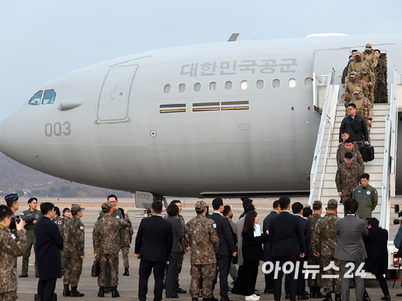 중동 전쟁 확대로 레바논에 체류 중이던 우리 국민 204명과 외국 국적 가족 5명 및 우방국(일본) 국민 2명 등 총 211명이 대한민국 군 수송기(KC-330)를 타고 15일 오후 성남공항에 도착하고 있다. 2026. 03.15. [사진=사진공동취재단]