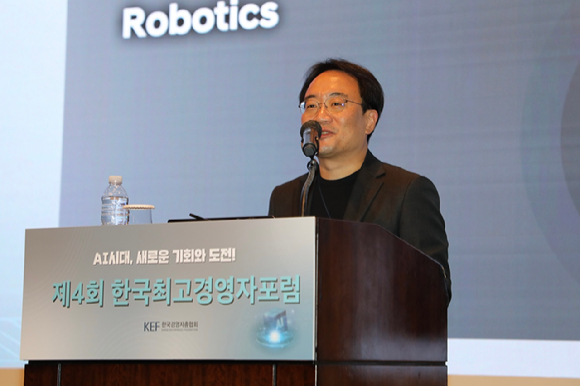 손경식 한국경영자총협회 회장이 5일 서울 중구 조선호텔에서 열린 '제4회 한국최고경영자포럼'에서 개회사를 하고 있다. [사진=경총]