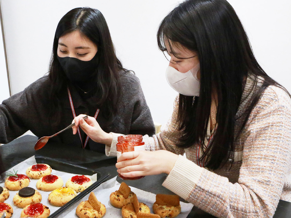 CJ프레시웨이 신입사원들이 아동양육시설에 전달할 쿠키를 만들고 있다. [사진=CJ프레시웨이]