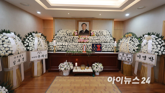 이철희 청와대 정무수석이 지난 26일 오후 서울 여의도 국회에서 열린 운영위원회의 대통령비서실, 국가안보실, 대통령경호처 국정감사에서 의원질의에 답하고 있다. [사진=김성진 기자 ]