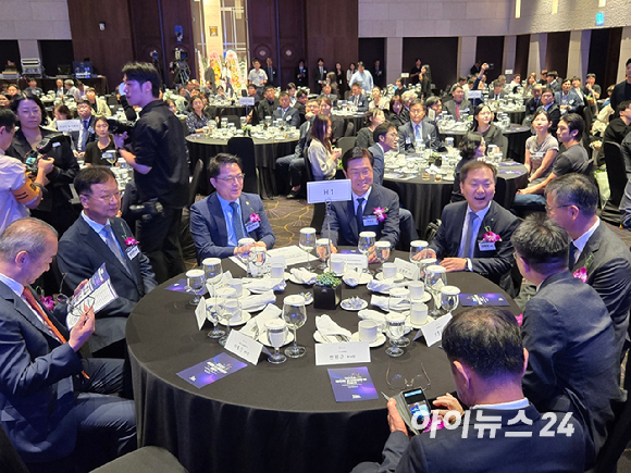 정인섭 한화오션 사장(왼쪽부터)와 최성안 삼성중공업 부회장, 문신학 산업통상부 차관, 이상균 HD현대중공업 대표이사 등이 10일 서울 양재 엘타워에서 진행된 '제23회 조선해양의 날 기념식'에 참석하고 있다. [사진=최란 기자]