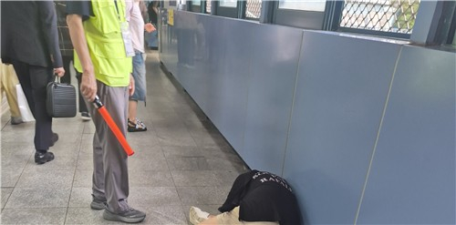 17일 오후 5시 45분께 서울 구로역 환승 육교에 쓰러져 있던 한 여성의 모습 [사진=독자제공/연합뉴스]