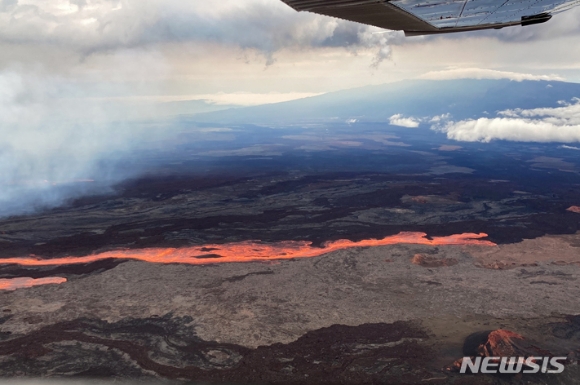 28일 새벽(현지시간) 미 하와이주 빅아일랜드에 있는 마우나로아 화산에서 용암이 흘러내리고 있다. 세계 최대 활화산인 마우나로아 화산이 용암과 함께 화산재 등을 분출하면서 미 지질조사국(USGS)은 인근 지역 주민들에게 추가 분출 상황에 대비할 것을 당부했다. [사진=뉴시스 ]