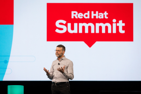 폴 코미어 레드햇 CEO가 10일(현지시간) 열린 '레드햇 서밋 2022'에서 기조연설을 하고 있다. [사진=레드햇]
