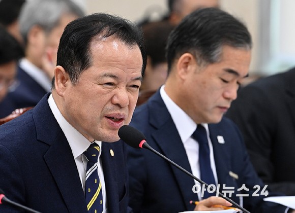 위철환 중앙선관위원장 직무대행이 26일 국회 행정안전위원회에서 열린 행정안전부, 중앙선거관리위원회 등에 대한 국정감사에서 질의에 답변하고 있다. [사진=곽영래 기자]