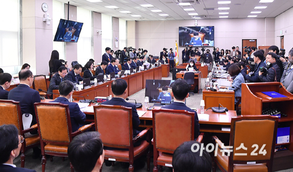 서영교 국회 윤석열 정권 정치검찰 조작기소 의혹사건 진상규명 국정조사 특별위원회 위원장이 3일 서울 여의도 국회에서 열린 전체회의를 주재하고 있다. [사진=곽영래 기자]